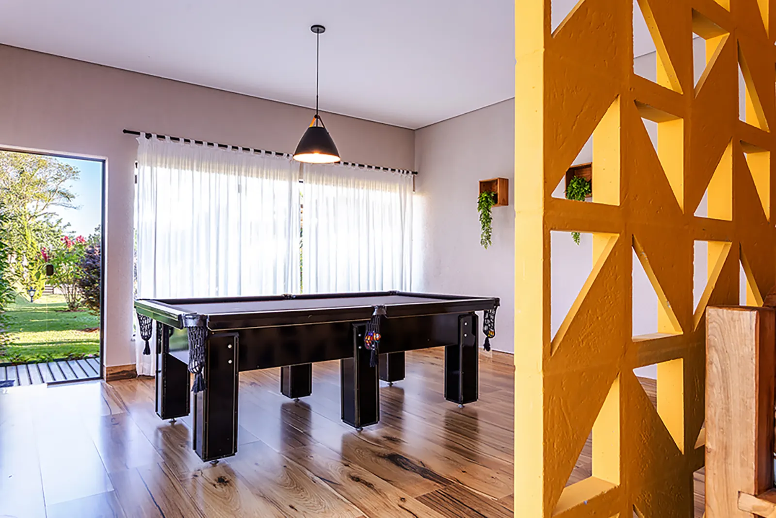 Salão de jogos com mesa de sinuca